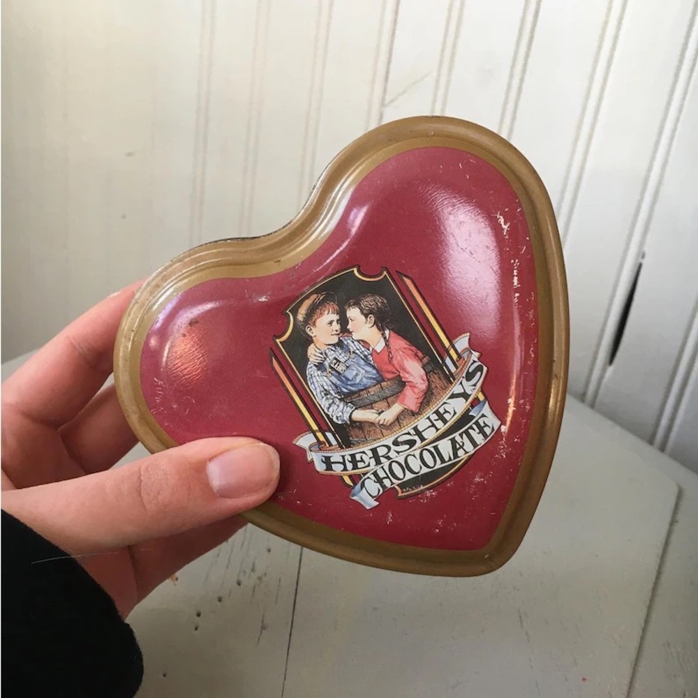 Vintage heart H E R S H E Y tin